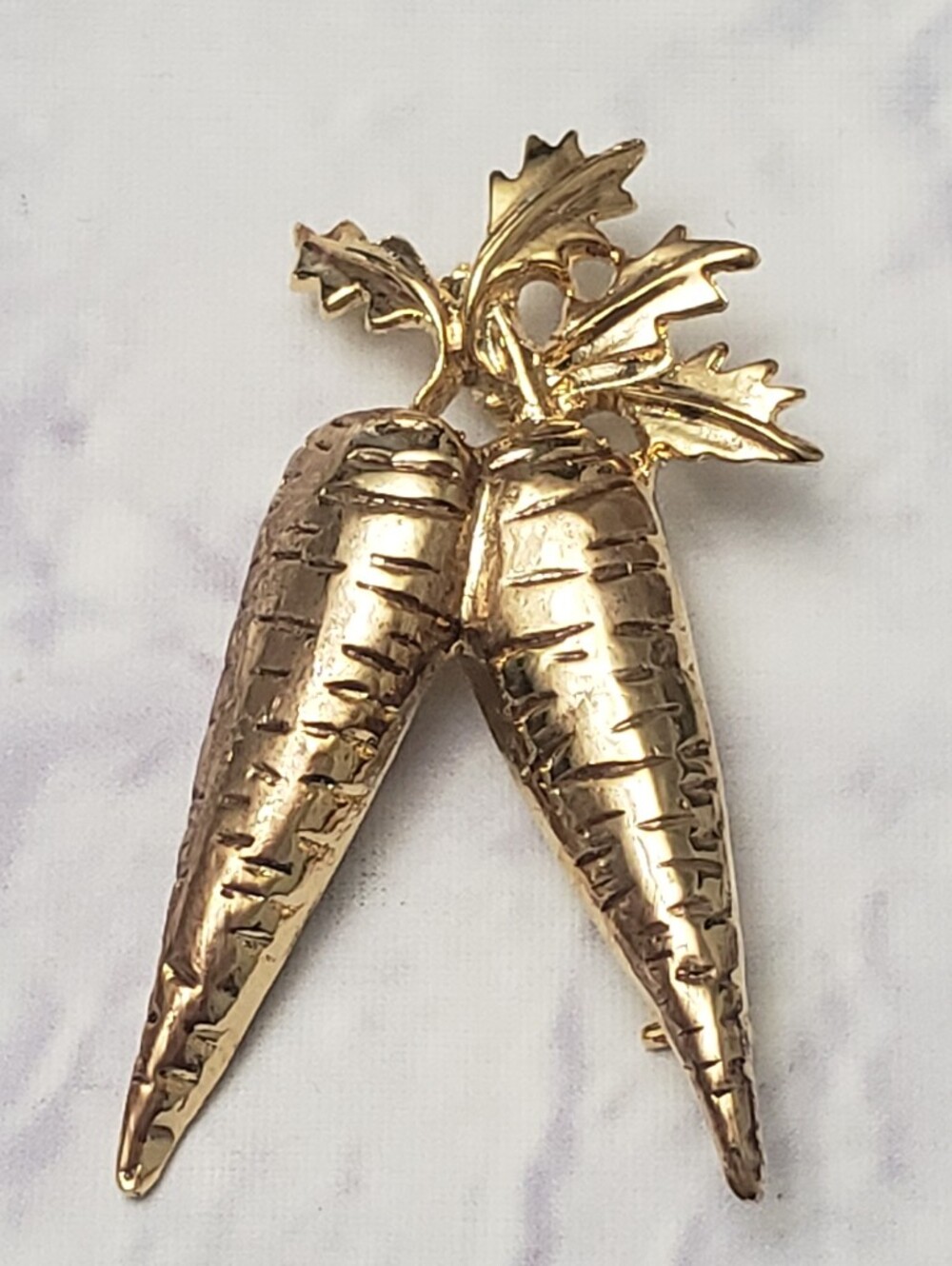 Goldtone CARROTS Metal Brooch Pin NWOT